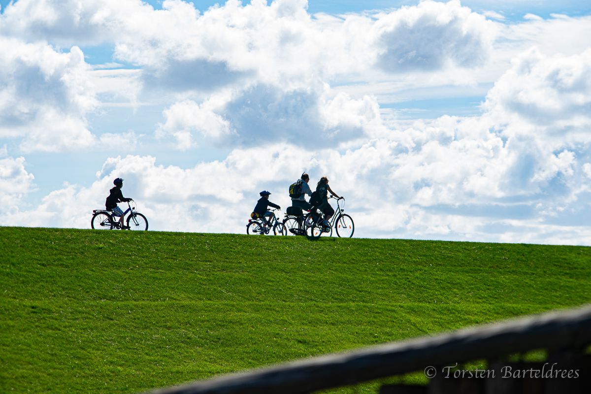Fahradfahrer auf dem Deich Norderney