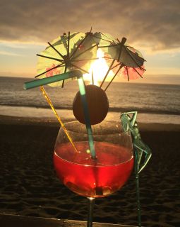 Cocktail Glas am Strand 